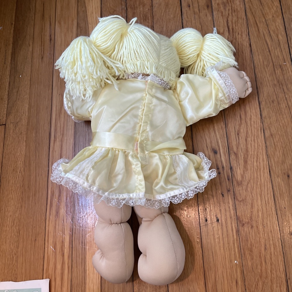 Cabbage Patch Kids Doll Blonde Yellow Yarn Hair Blue Eyes Outfit Pacifier Papers - Picture 4 of 8